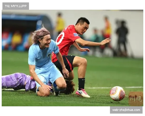 成都蓉城球员主场作战拼劲足 球队氛围团结积极向上